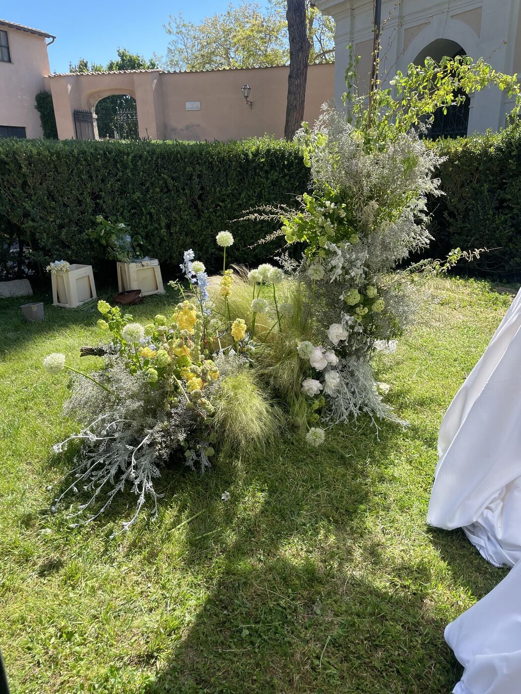 Composizione libera di fiori bianchi e gialli in giardino