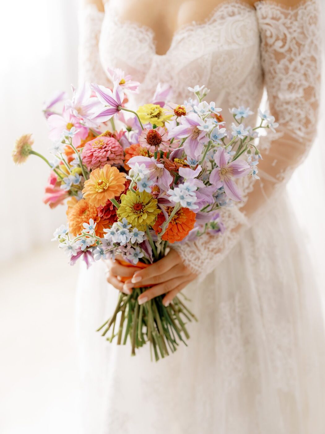 Sposa con un bouquet colorato di fiori di campo