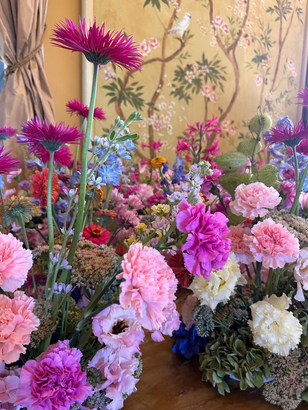 Composizione rigogliosa di rose e garofani rosa