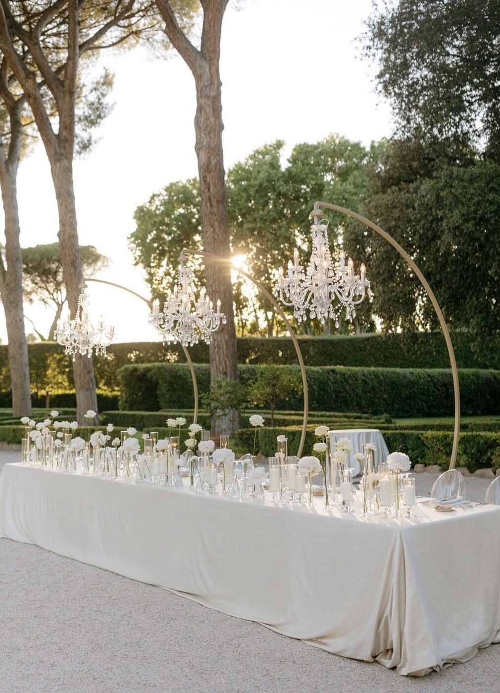 Tavola elegante in giardino con lampadari di cristallo