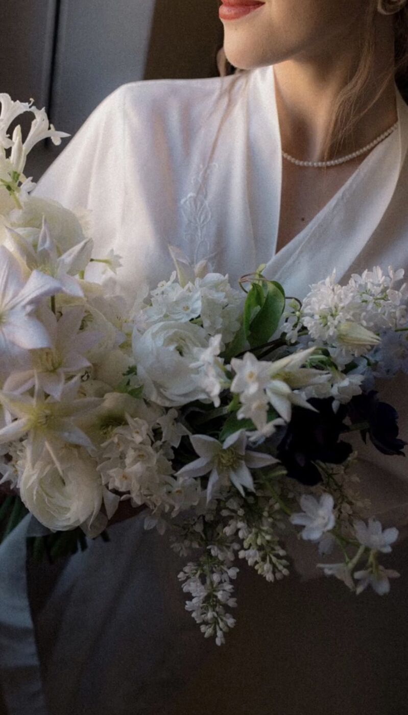 Sposa con un bouquet di fiori bianchi