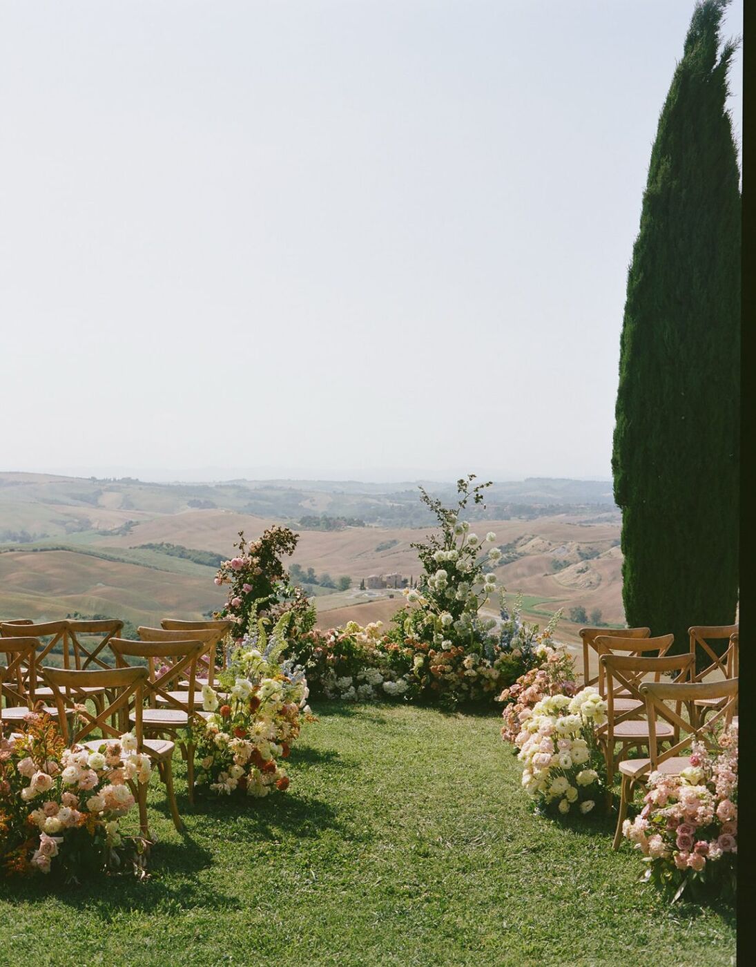 Navata di sedie e fiori nella campagna toscana