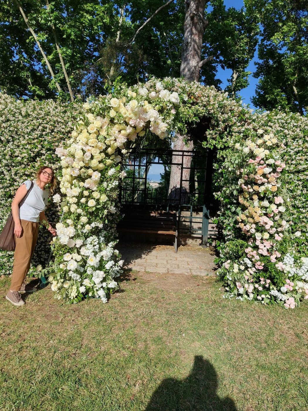 Arco di rose bianche in un giardino