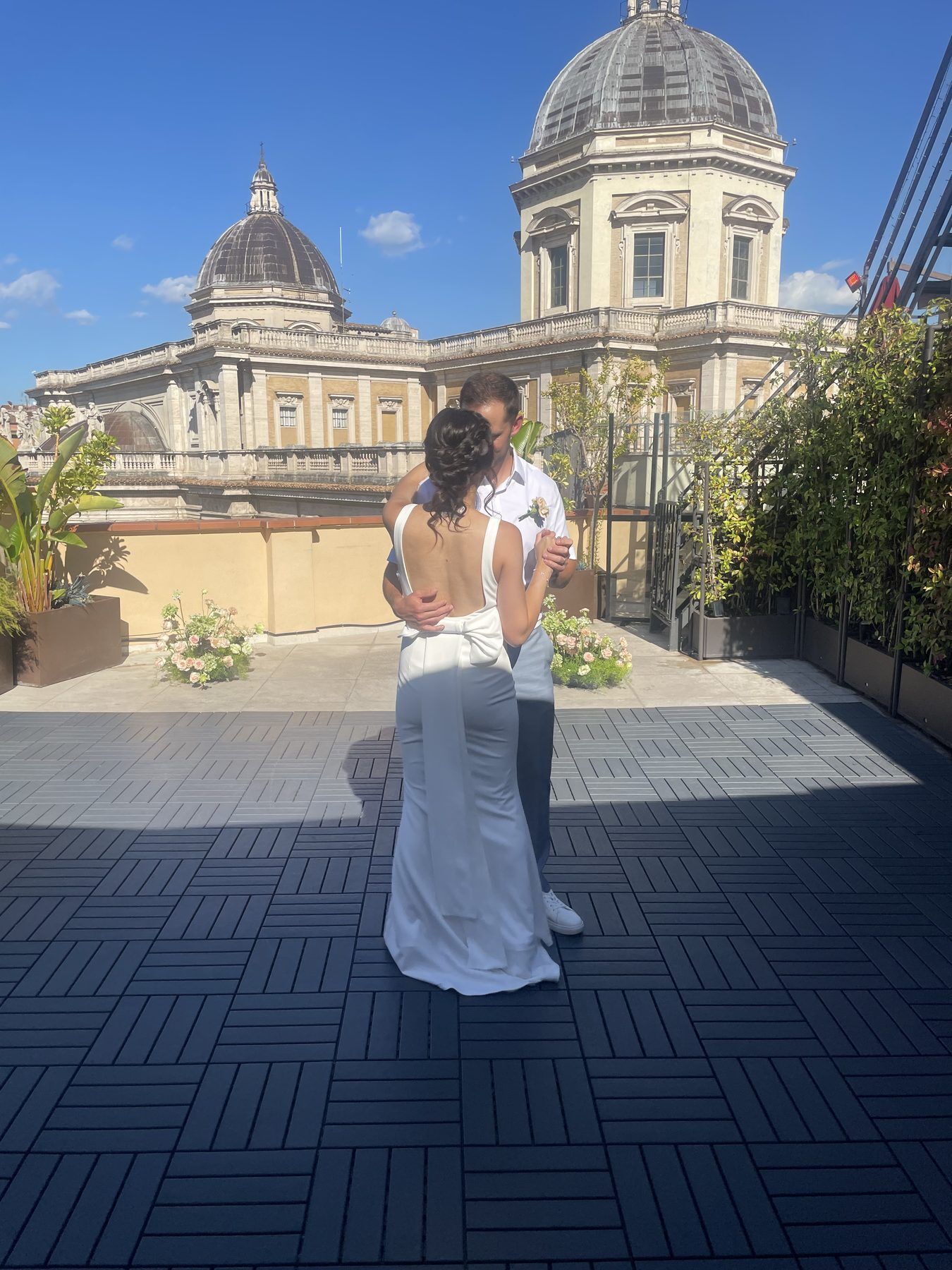 Sposi su una terrazza di Roma davanti a una cupola