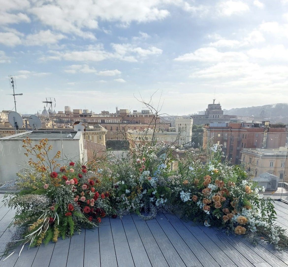 Allestimento floreale su una terrazza affacciata sui tetti di Roma